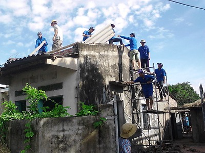 Đoàn thanh niên xã Bạch Đằng tích cực tham gia giúp đỡ hộ gia đình có hoàn cảnh khó khăn.